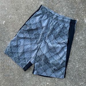Boys Nike Basketball Shorts (size Youth Large)